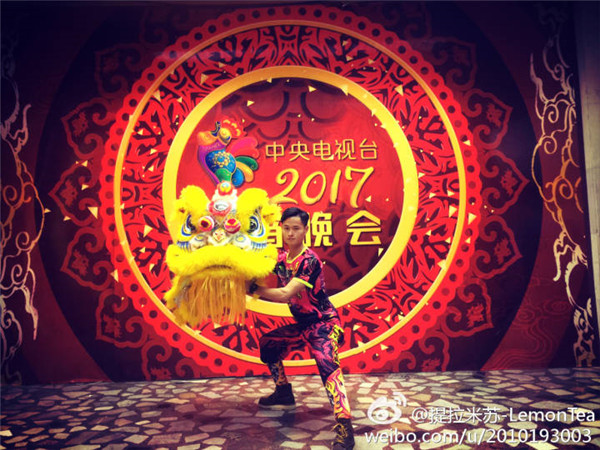晚会邀请春晚四地分会场的八位主持人携东西南北四地年俗齐聚主舞台