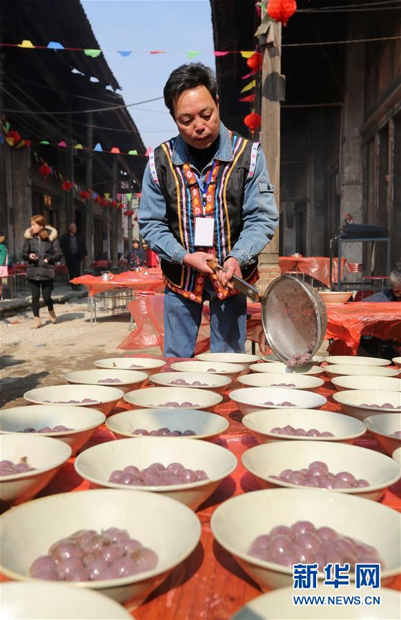 当日是农历正月十五元宵节,广西柳州市融安县板榄镇社区在当地老街