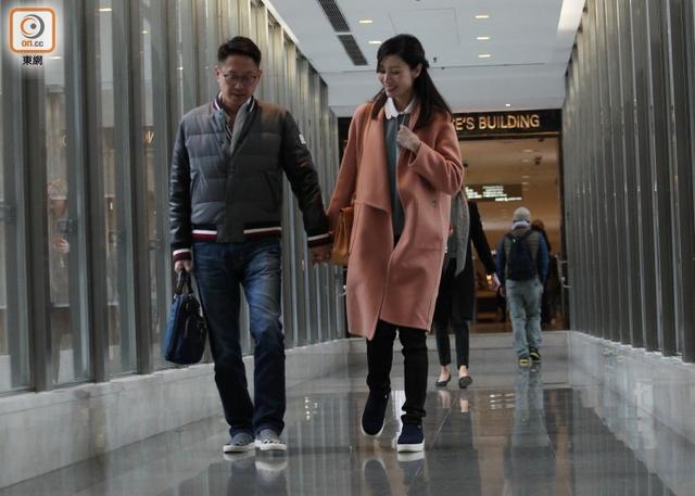李嘉欣与老公甜蜜逛街 女神回春好似少女(组图)