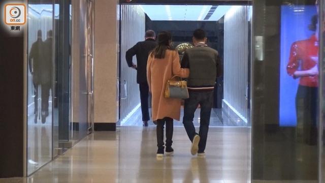李嘉欣与老公甜蜜逛街 女神回春好似少女(组图)