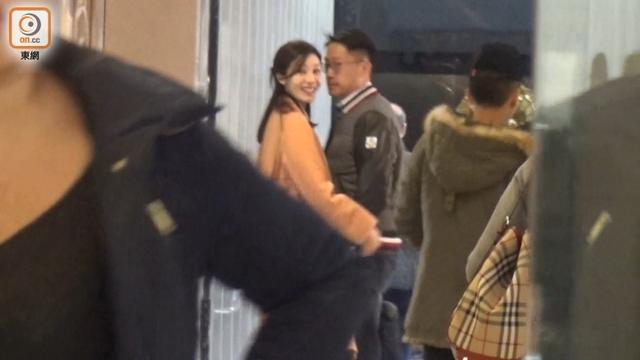 李嘉欣与老公甜蜜逛街 女神回春好似少女(组图)