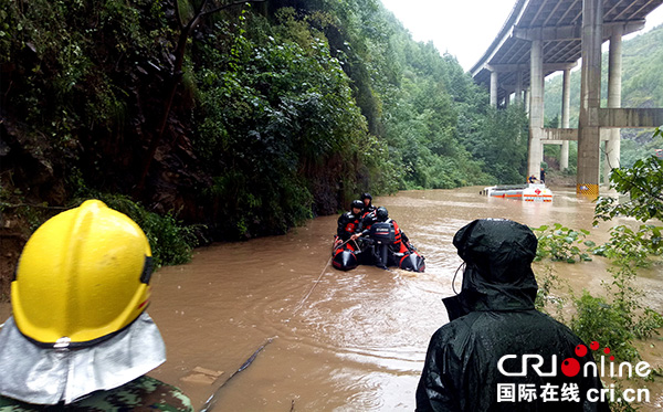 图片默认标题_fororder_消防官兵对油罐车进行固定，防止漂浮