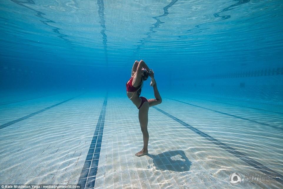 美女水下憋气秀高难度瑜伽