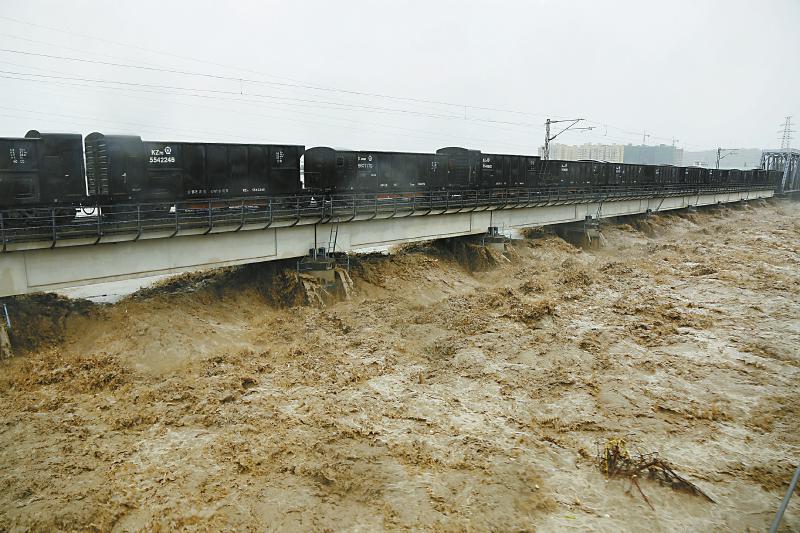 （导航绵阳）重车压梁 宝成线中断13小时后抢通