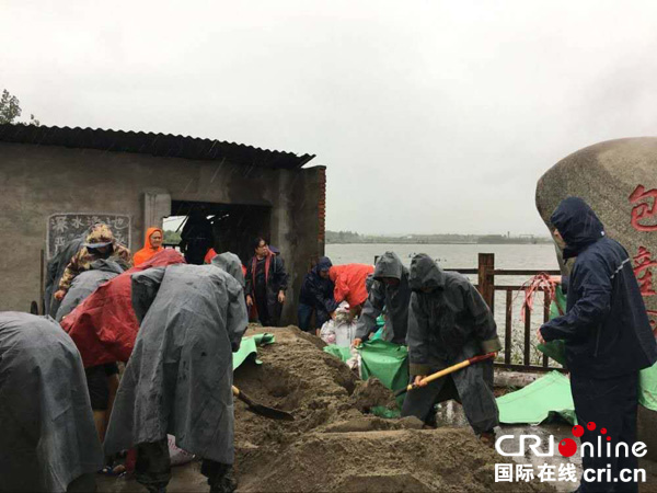 图片默认标题_fororder_暴雨中，党员干部应急抢险