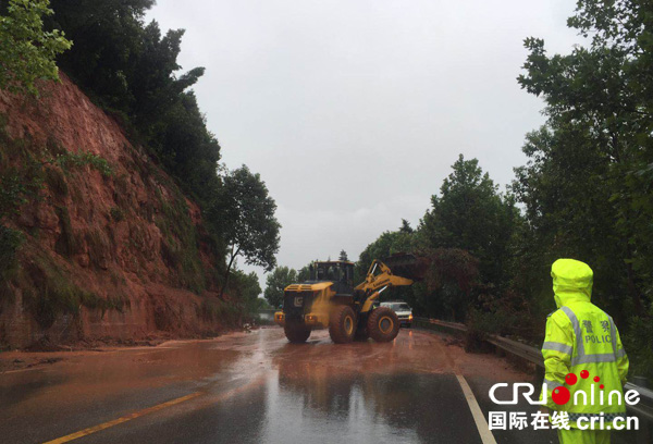 图片默认标题_fororder_区交通局疏通德中路（旌阳段），保障道路畅通