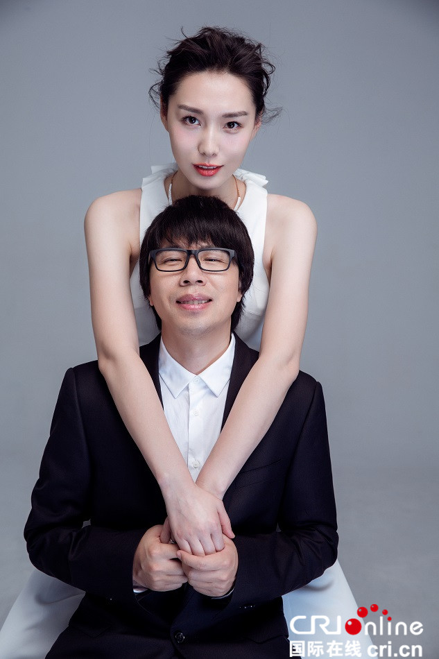 卢庚戌夫妇情人节开虐 甜蜜相拥羡煞旁人(图)