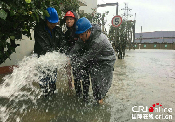 德阳暴雨致部分用户停电电力员工全力开展抢修