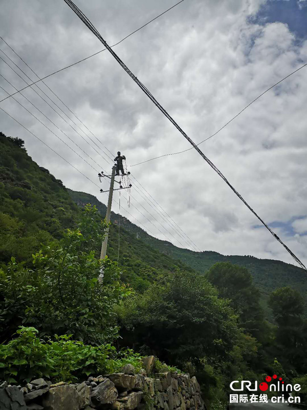 图片默认标题_fororder_3.抢修电力线路现场