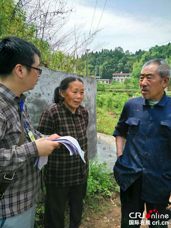 图片默认标题_fororder_图为走访群众现场-陶俊伶-摄影2