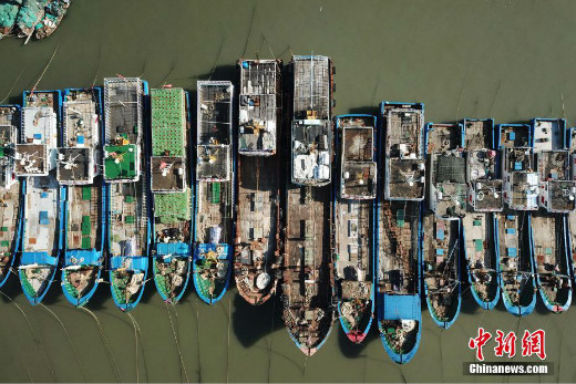 ชาวประมงฝูเจี้ยนนำเรือเทียบท่าหลบภัยพายุไต้ฝุ่น"มาเรีย"