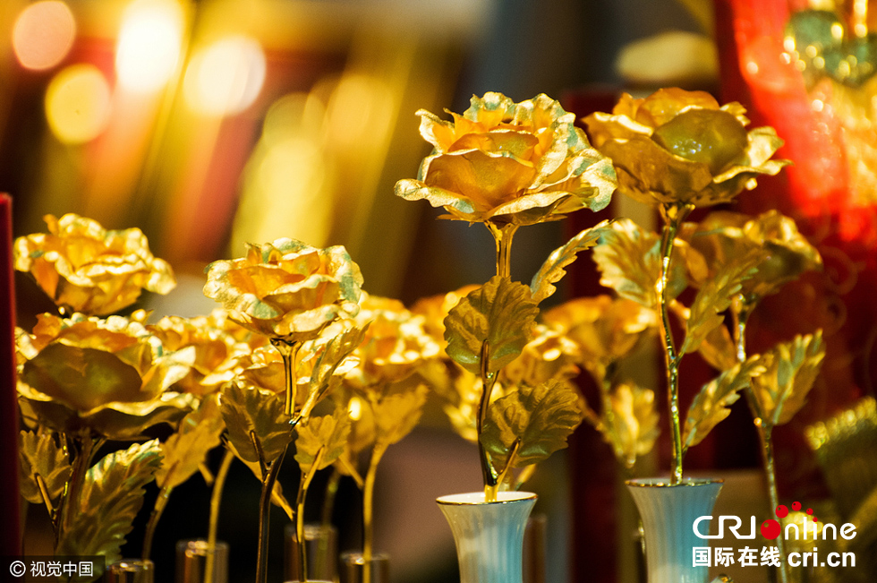 金箔打造的"黄金玫瑰花 图片来源:视觉中国