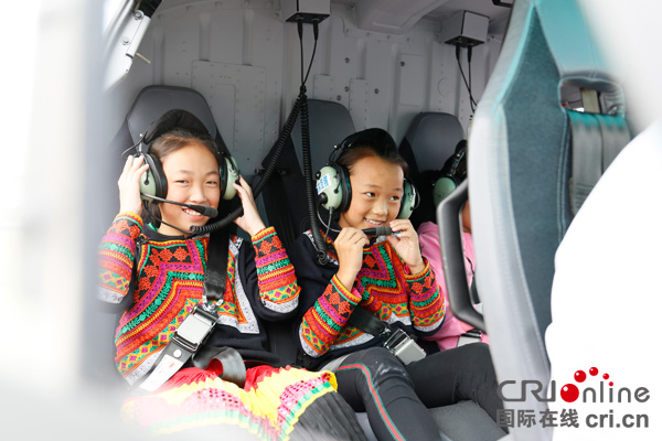 图片默认标题_fororder_第一次坐上直升飞机，脸上掩饰不住兴奋的表情--（摄影彭珉翔）-