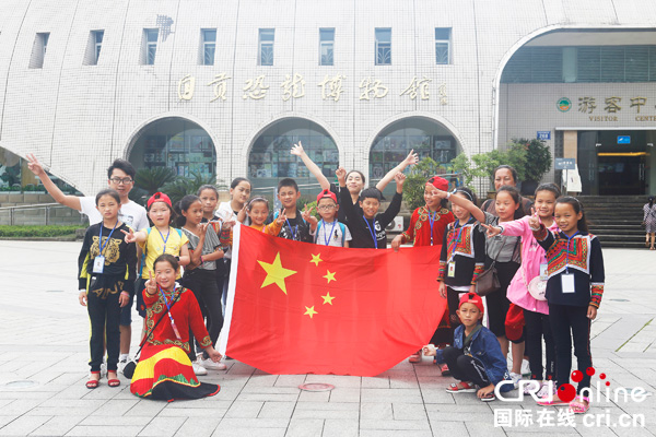 图片默认标题_fororder_彝族师生在自贡恐龙博物馆前留影-（摄影彭珉翔）-