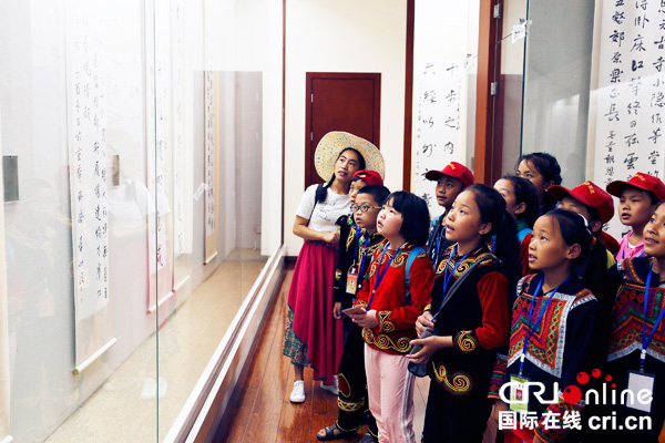 图片默认标题_fororder_孩子们在杜甫草堂书法馆学习杜甫诗词---（摄影彭珉翔）