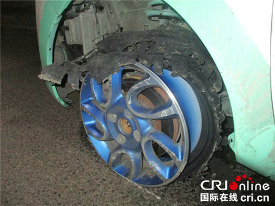 【法制安全】男子醉驾未察觉车辆爆胎 轮胎磨得只剩轮毂