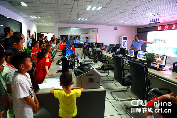 图片默认标题_fororder_孩子们参观110指挥中心1