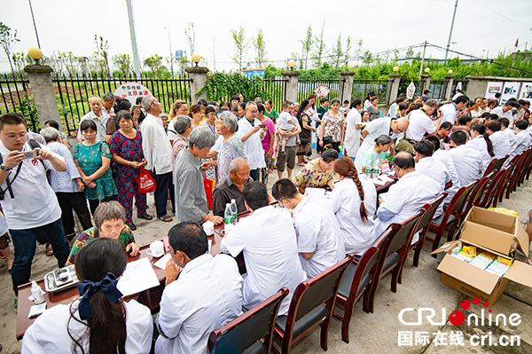 图片默认标题_fororder_300余患者前来就诊（摄影-廖志全）