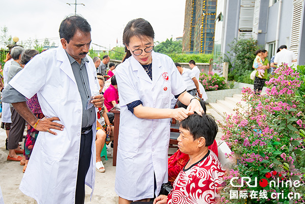 图片默认标题_fororder_中印双方医生医术交流（摄影-廖志全）