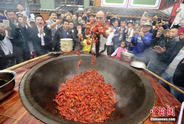 美国牛人用脑袋两分钟钉38颗钉子 盘点身怀