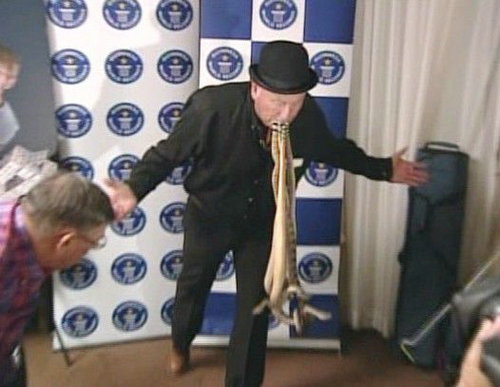 美国牛人用脑袋两分钟钉38颗钉子 盘点身怀