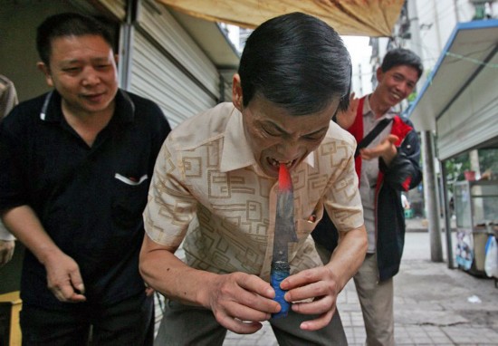 美国牛人用脑袋两分钟钉38颗钉子 盘点身怀