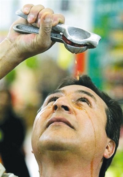 美国牛人用脑袋两分钟钉38颗钉子 盘点身怀