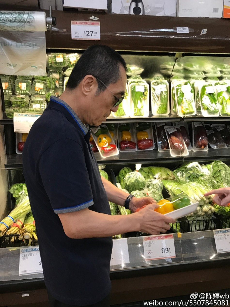 恩爱！张艺谋情人节为妻子亲自下厨做面(图)
