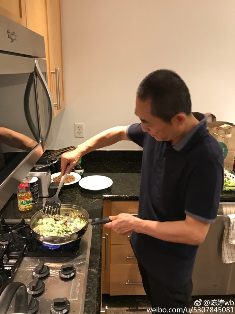 恩爱！张艺谋情人节为妻子亲自下厨做面(图)