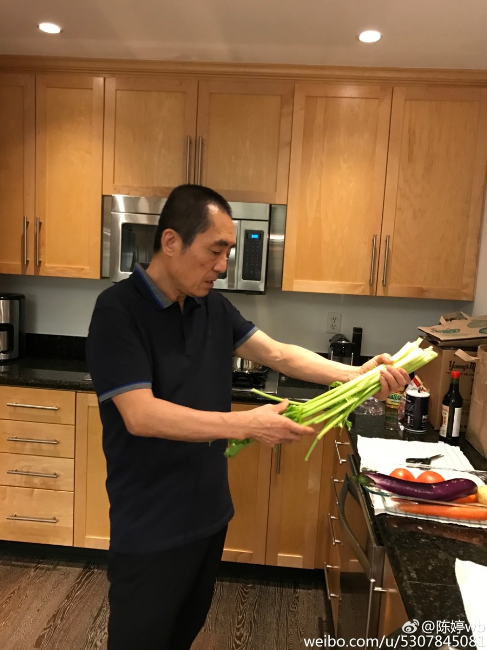 恩爱！张艺谋情人节为妻子亲自下厨做面(图)