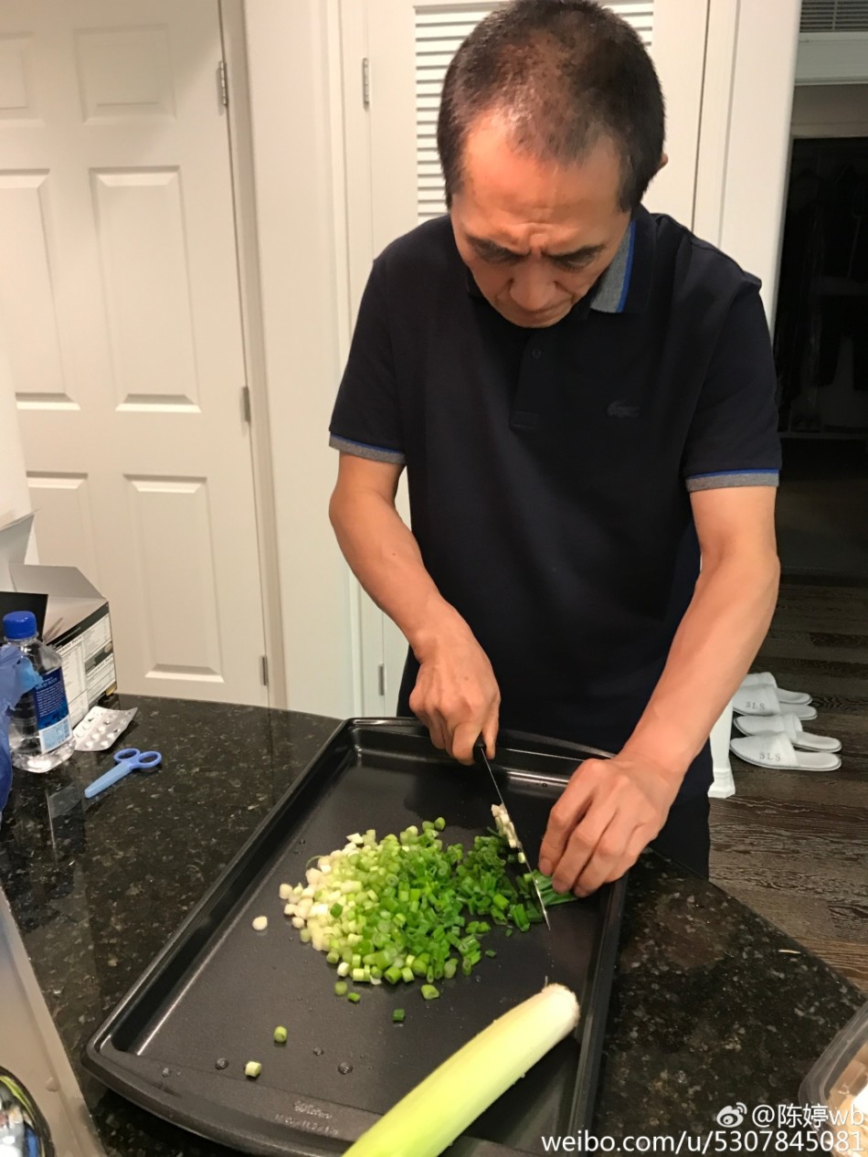 恩爱！张艺谋情人节为妻子亲自下厨做面(图)