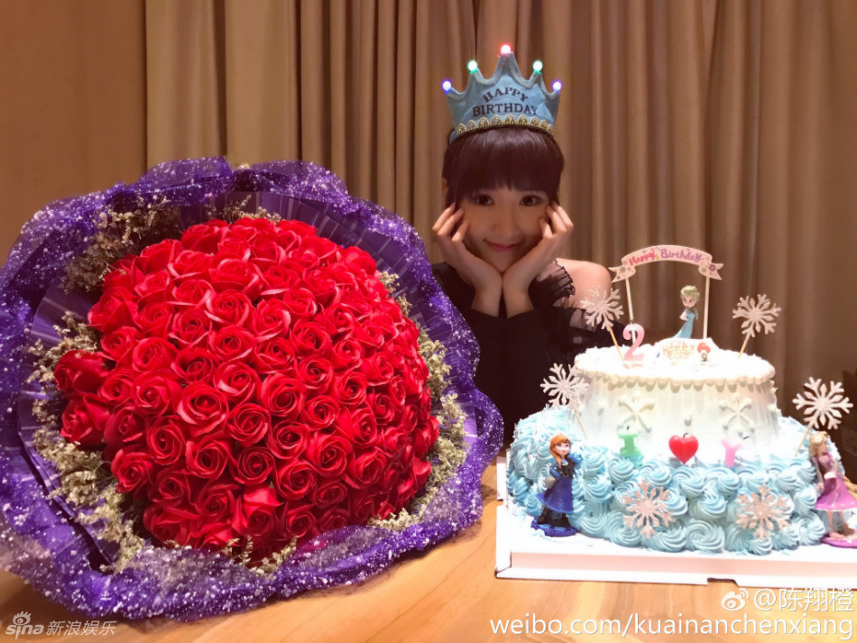 陈翔为女友毛晓彤庆29岁生日 蛋糕玫瑰甜蜜幸