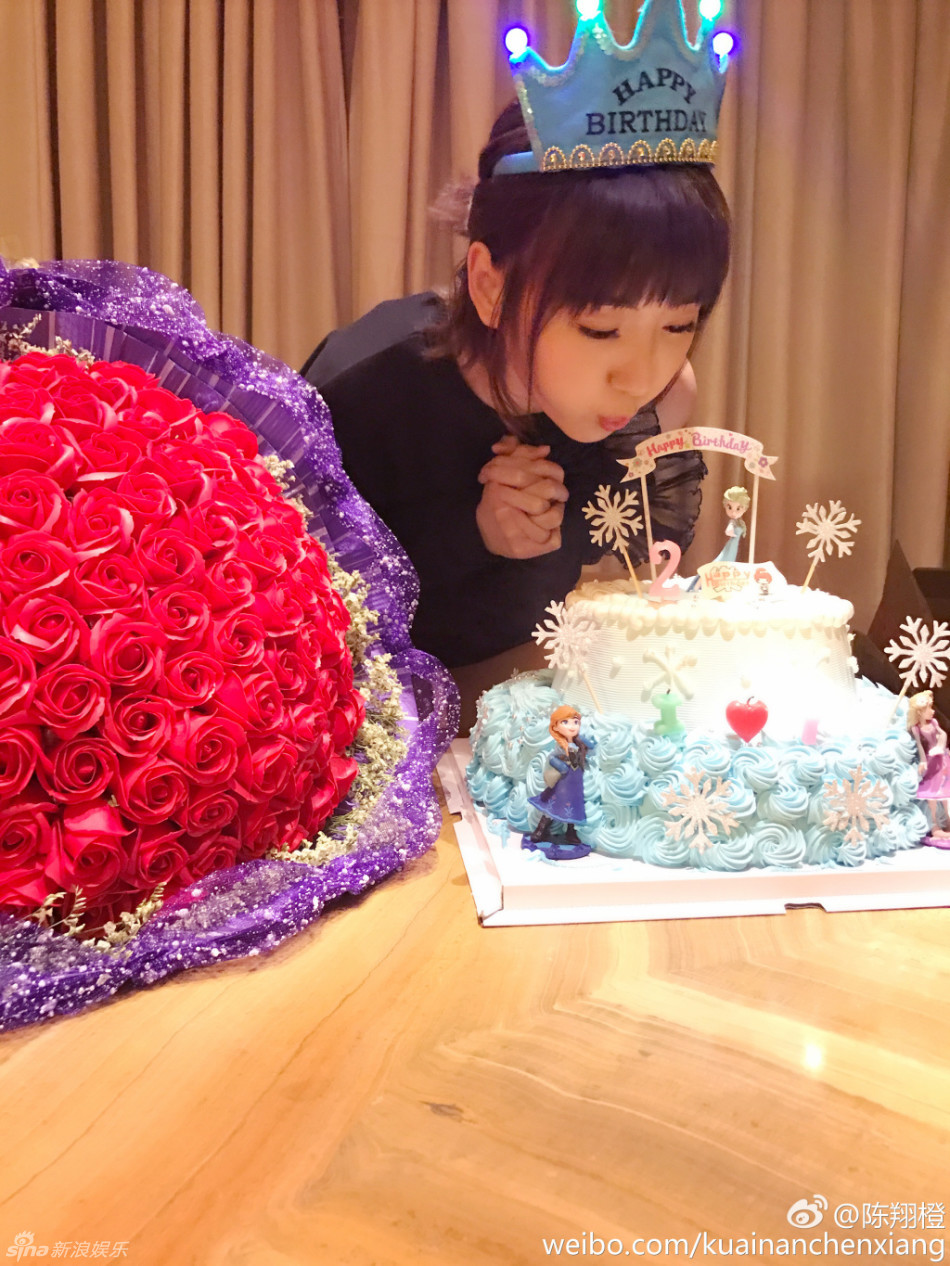 陈翔为女友毛晓彤庆29岁生日 蛋糕玫瑰甜蜜幸福