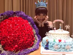 组图：陈翔为女友毛晓彤庆生 蛋糕玫瑰甜蜜幸福
