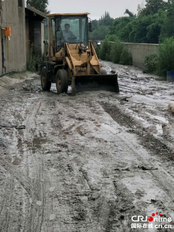 图片默认标题_fororder_清理淤泥