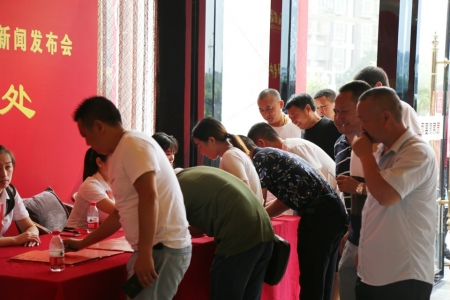 （导航成都，移动端）成都建材新地标举行招商会 上千府河桥商家现场签约