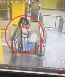 辣眼睛！男子在地铁站强吻保洁阿姨后逃离