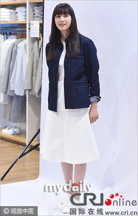 元斌爱妻李娜英出席代言 脸圆润似包子鼓腮卖萌