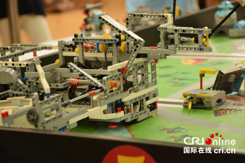 【 移动端-焦点图】【本网原创-文字列表】国际机器人“奥赛”首秀河南 400名选手玩转机器人!