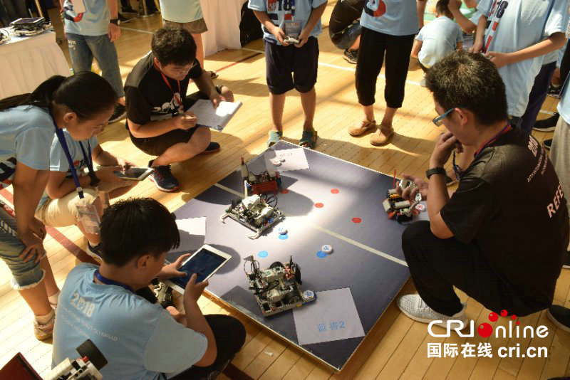 【 移动端-焦点图】【本网原创-文字列表】国际机器人“奥赛”首秀河南 400名选手玩转机器人！