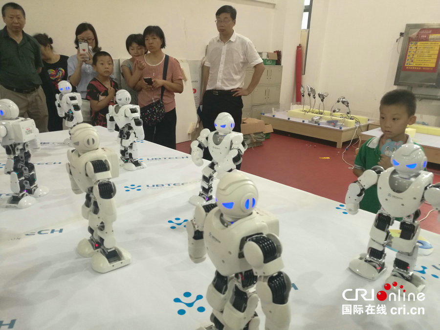 【 移动端-焦点图】【本网原创-文字列表】国际机器人“奥赛”首秀河南 400名选手玩转机器人！