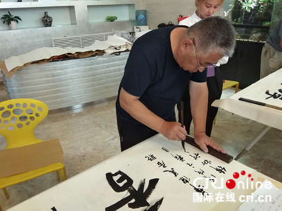 原创【即时新闻】【移动版】【CRI看山西-列表】【三晋大地-晋城】晋城:5位书法名家现场挥毫送墨宝 原创【即时新闻】【移动版】【CRI看山西-列表】【三晋大地-晋城】晋城:5位书法名家现场挥毫送墨宝