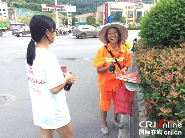 图片默认标题_fororder_为环卫工人送上可乐（摄影--任星旗）