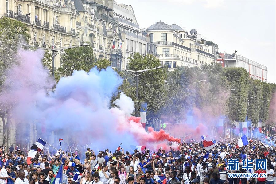 法国夺冠 巴黎狂欢