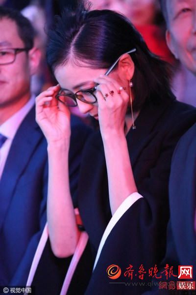 都说佟丽娅新发型好看，但分明是显老20岁好吗