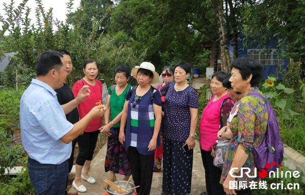 图片默认标题_fororder_杨明志向游客作介绍（摄影杨明）