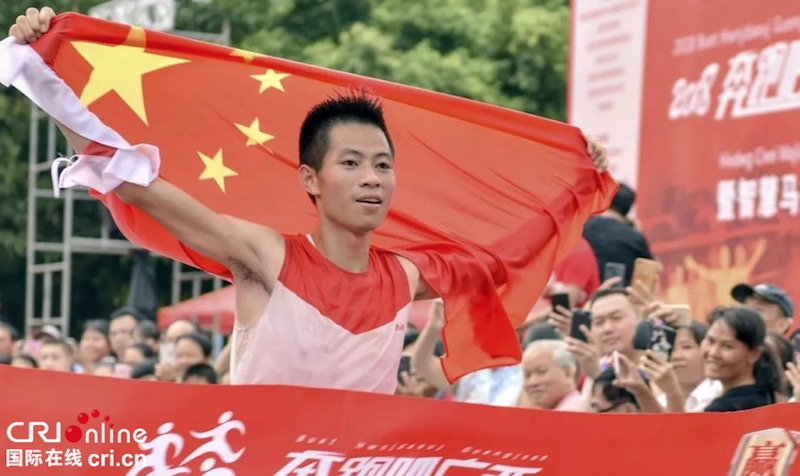 【唐已审】【供稿】“亚洲飞人”劳义领跑2018“奔跑吧广西”生态马拉松系列赛
