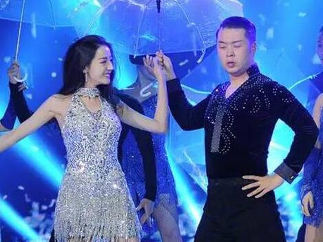 《快乐大本营》迪丽热巴杜海涛跳拉丁舞长腿性感