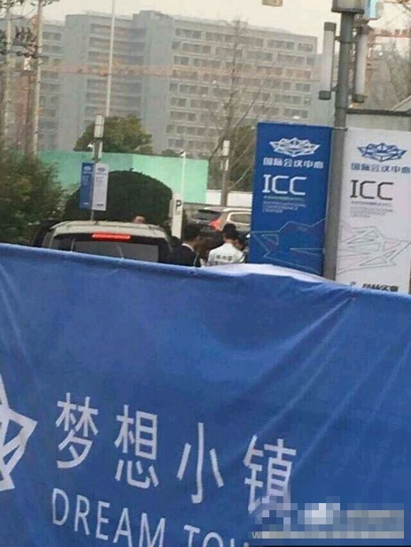 《跑男》众兄弟合体 迪丽热巴首亮相笑容甜美(组图)