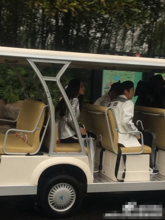 《跑男》众兄弟合体 迪丽热巴首亮相笑容甜美(组图)